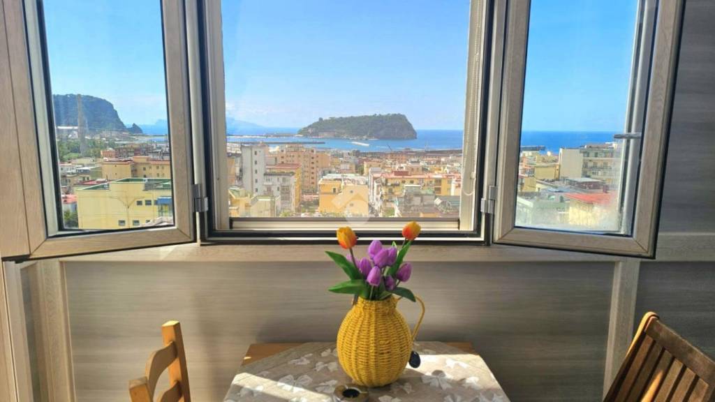appartamento in vendita a Napoli in zona Bagnoli