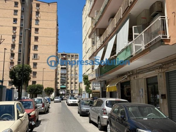 negozio in vendita a Napoli in zona Fuorigrotta