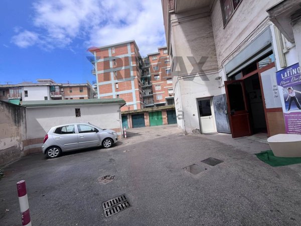 locale commerciale in vendita a Napoli in zona Soccavo