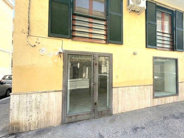 negozio in vendita a Napoli in zona Chiaiano