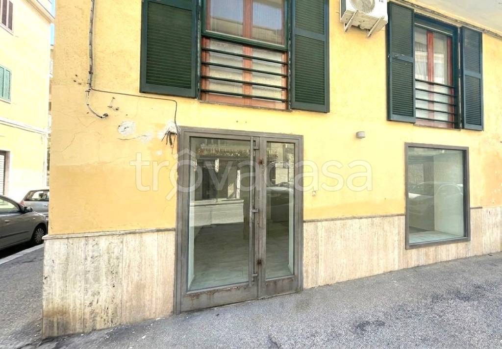 negozio in vendita a Napoli in zona Piscinola
