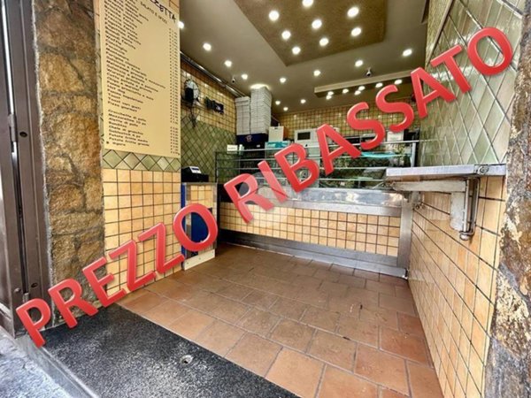 negozio in vendita a Napoli in zona San Carlo all'Arena
