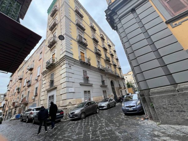 negozio in vendita a Napoli in zona San Carlo all'Arena
