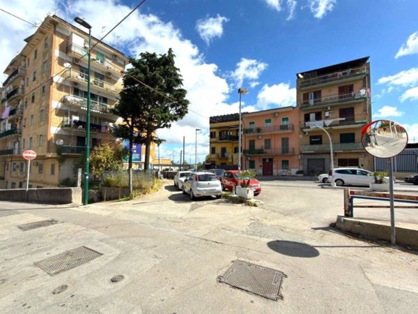 locale commerciale in vendita a Napoli in zona Chiaiano