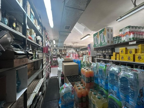 locale commerciale in vendita a Napoli in zona Secondigliano
