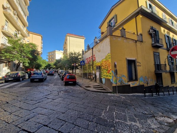 locale commerciale in vendita a Napoli in zona Arenella