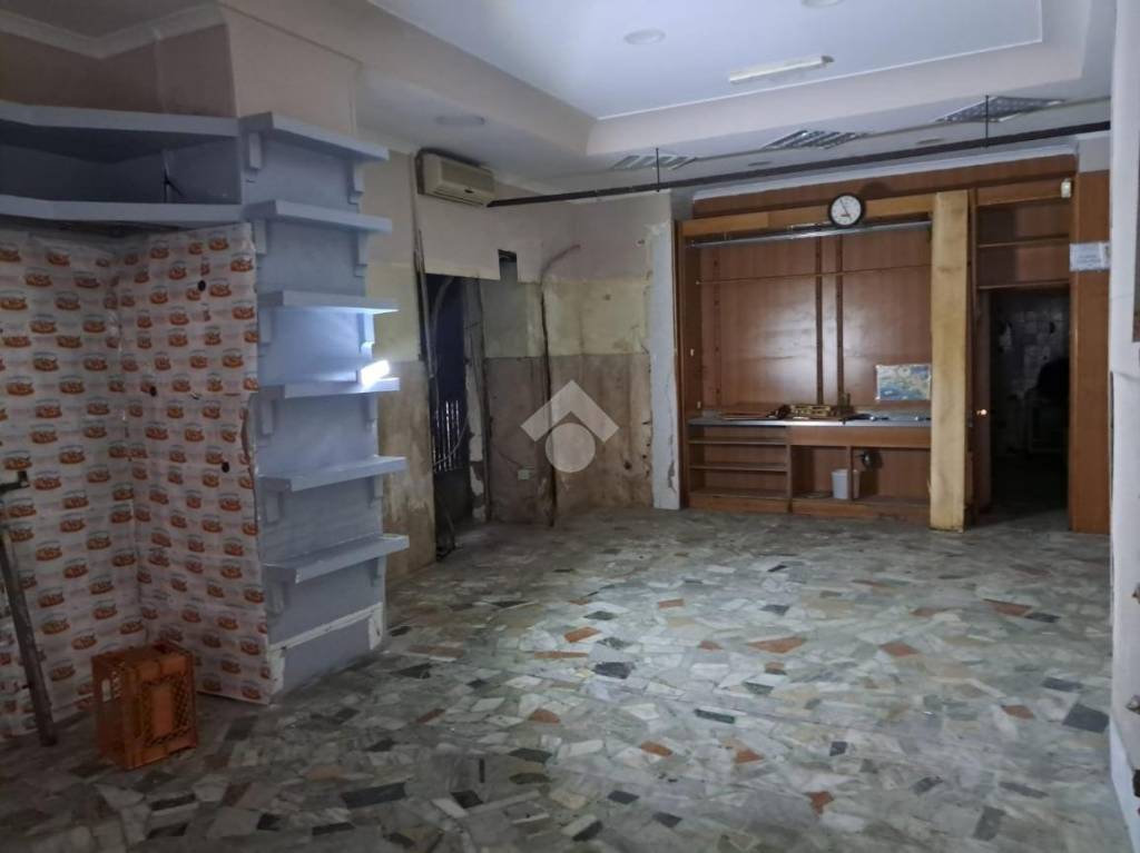 negozio in vendita a Napoli in zona Secondigliano