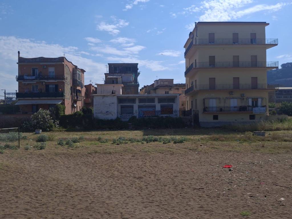 locale commerciale in vendita a Napoli in zona Bagnoli