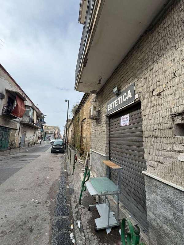 locale commerciale in vendita a Napoli in zona San Giovanni a Teduccio