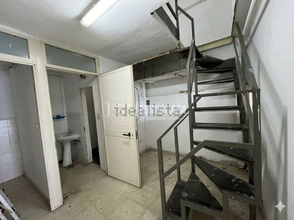 locale commerciale in vendita a Napoli in zona Fuorigrotta