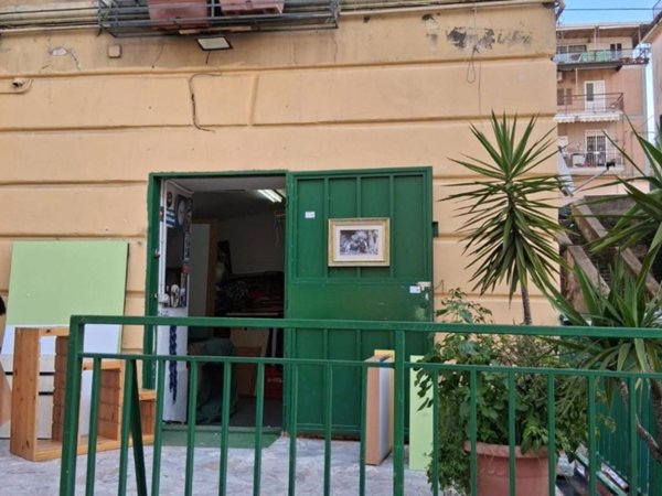 negozio in vendita a Napoli in zona Capodichino