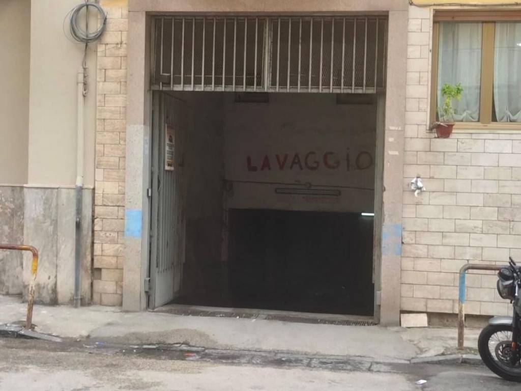negozio in vendita a Napoli in zona Secondigliano