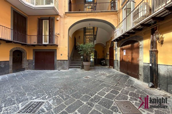 ufficio in vendita a Napoli in zona Chiaia