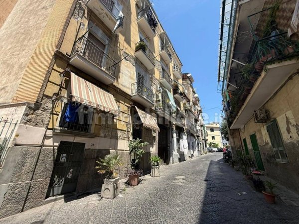 appartamento in vendita a Napoli in zona San Carlo all'Arena