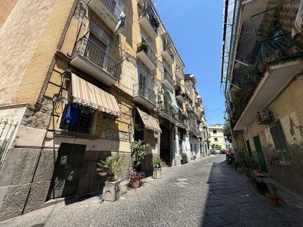 appartamento in vendita a Napoli in zona San Carlo all'Arena