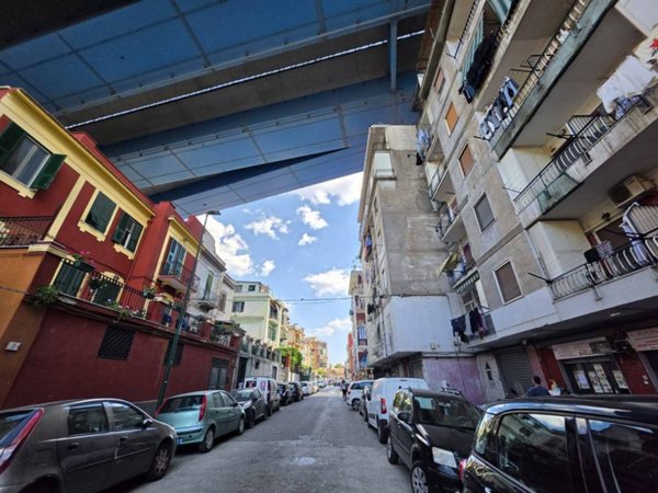appartamento in vendita a Napoli in zona San Carlo all'Arena