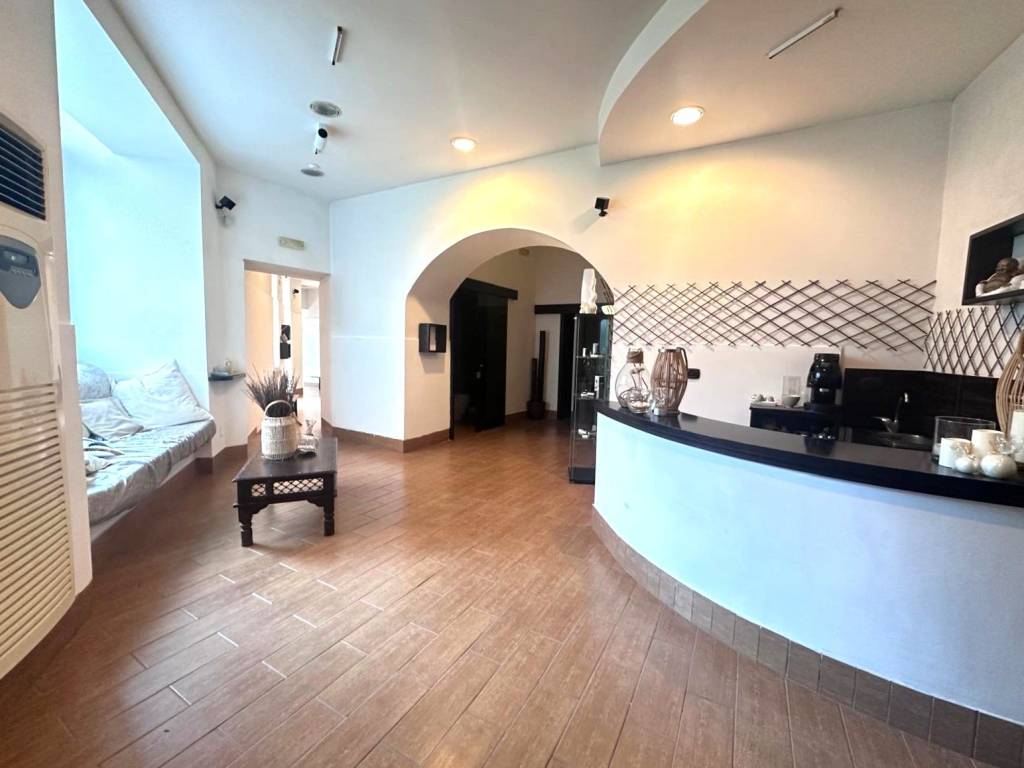 negozio in vendita a Napoli in zona San Carlo all'Arena