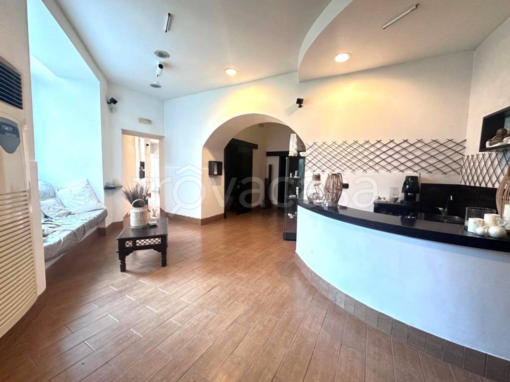 negozio in vendita a Napoli in zona San Carlo all'Arena