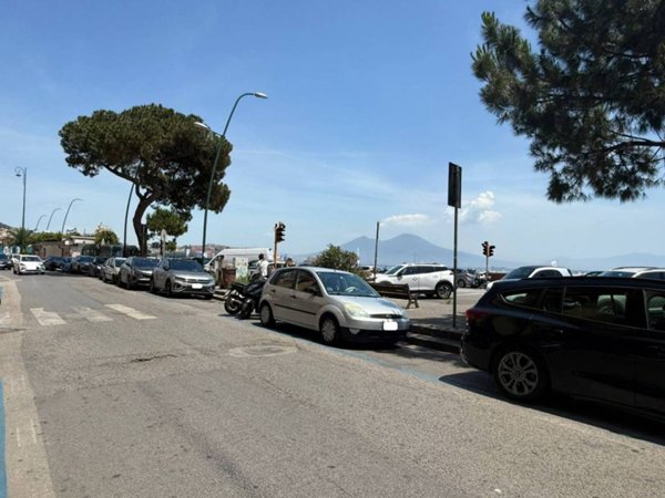 negozio in vendita a Napoli in zona Chiaia