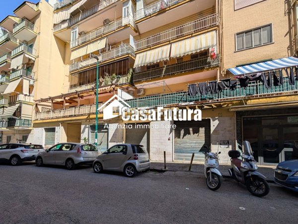 locale commerciale in vendita a Napoli in zona Miano