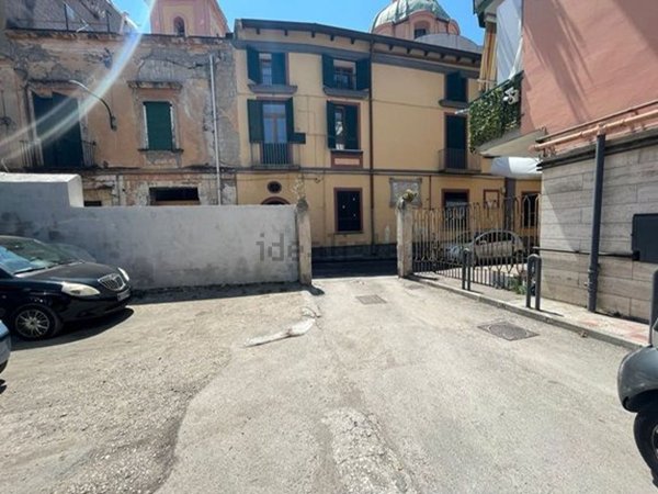 locale commerciale in vendita a Napoli in zona San Giovanni a Teduccio