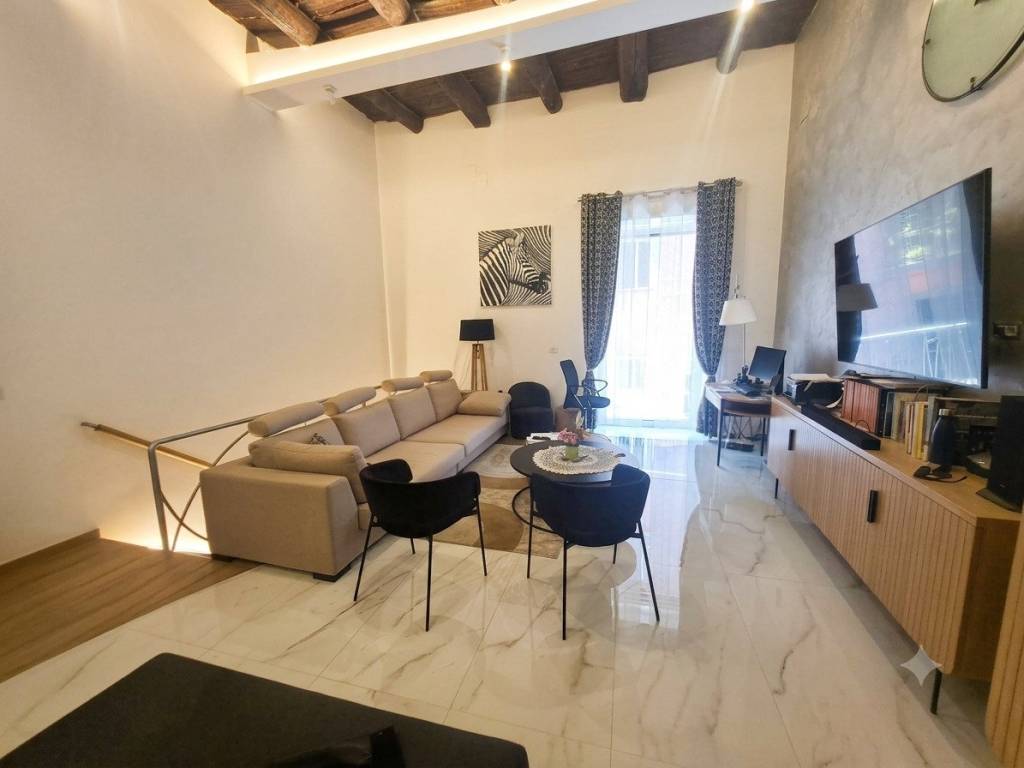 appartamento in vendita a Napoli in zona San Carlo all'Arena