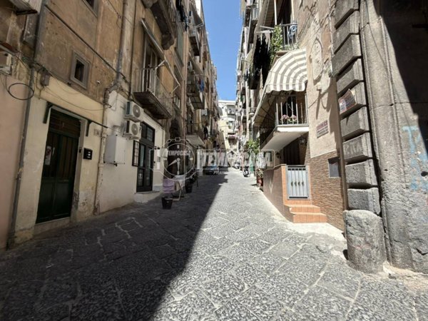 appartamento in vendita a Napoli in zona Chiaia