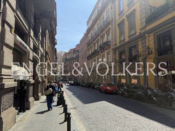 appartamento in vendita a Napoli in zona Chiaia