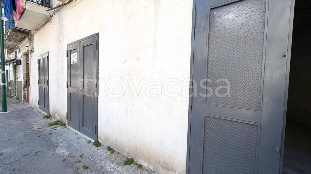 negozio in vendita a Napoli in zona Secondigliano
