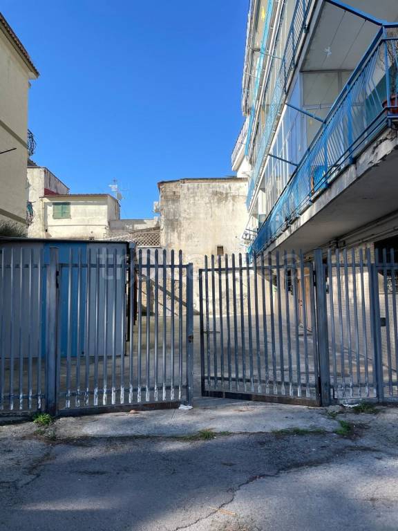 negozio in vendita a Napoli in zona Secondigliano