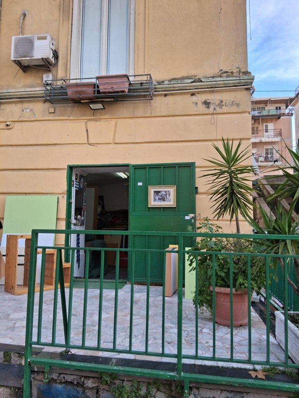 locale commerciale in vendita a Napoli in zona Capodichino