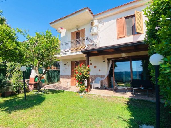 casa indipendente in vendita a Napoli in zona Bagnoli