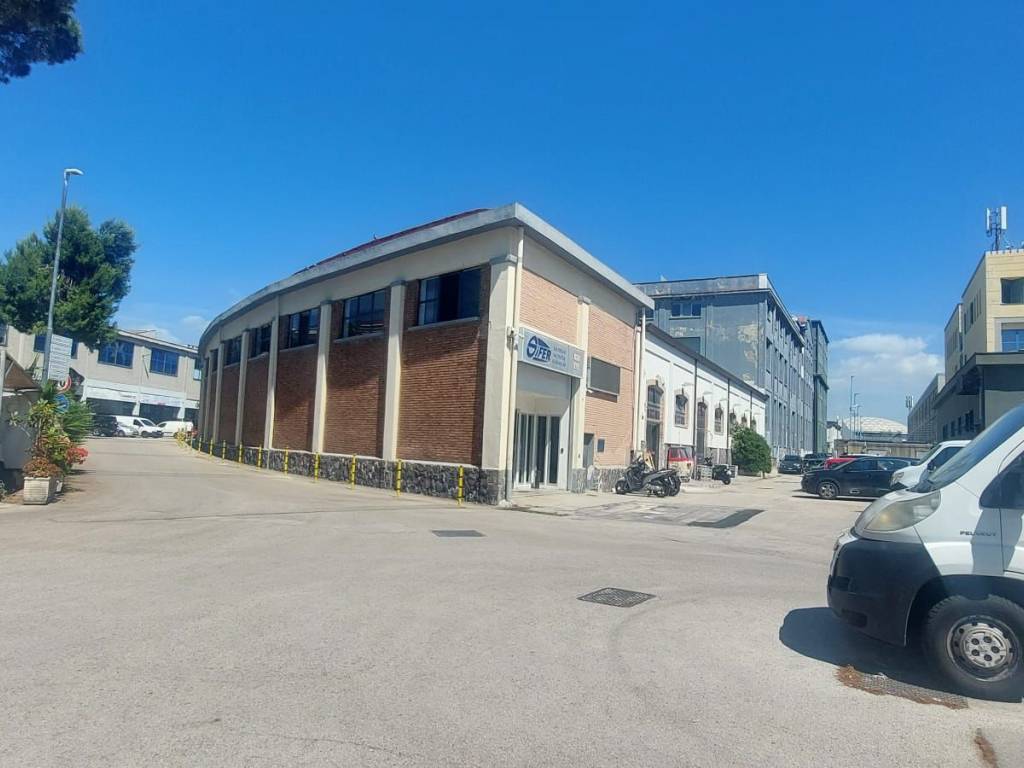 locale commerciale in vendita a Napoli in zona San Giovanni a Teduccio