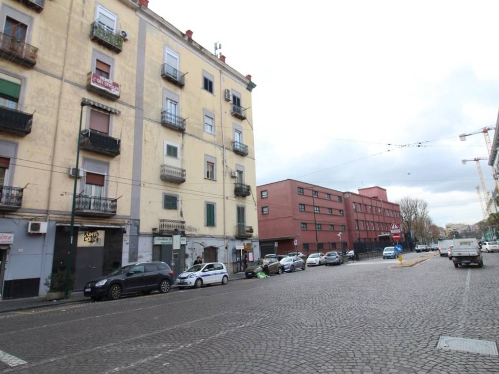 appartamento in vendita a Napoli in zona San Carlo all'Arena