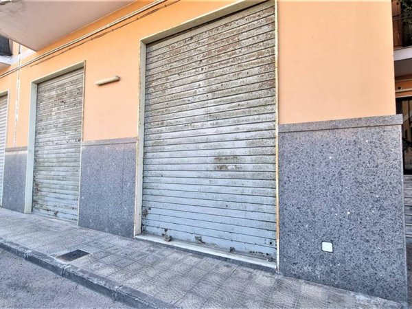 locale commerciale in vendita a Napoli in zona Fuorigrotta