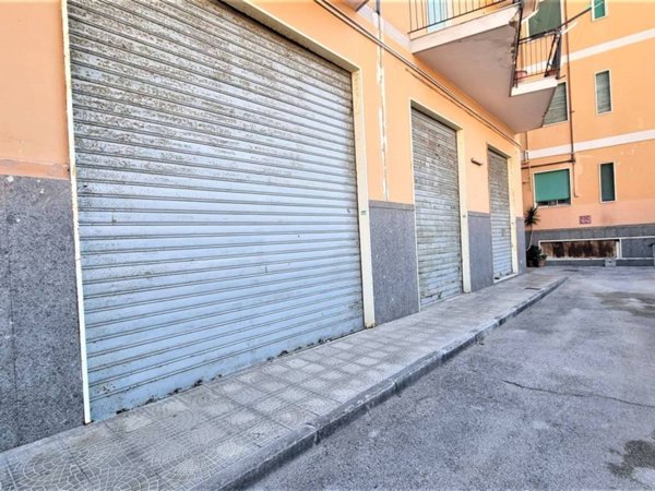 locale commerciale in vendita a Napoli in zona Fuorigrotta