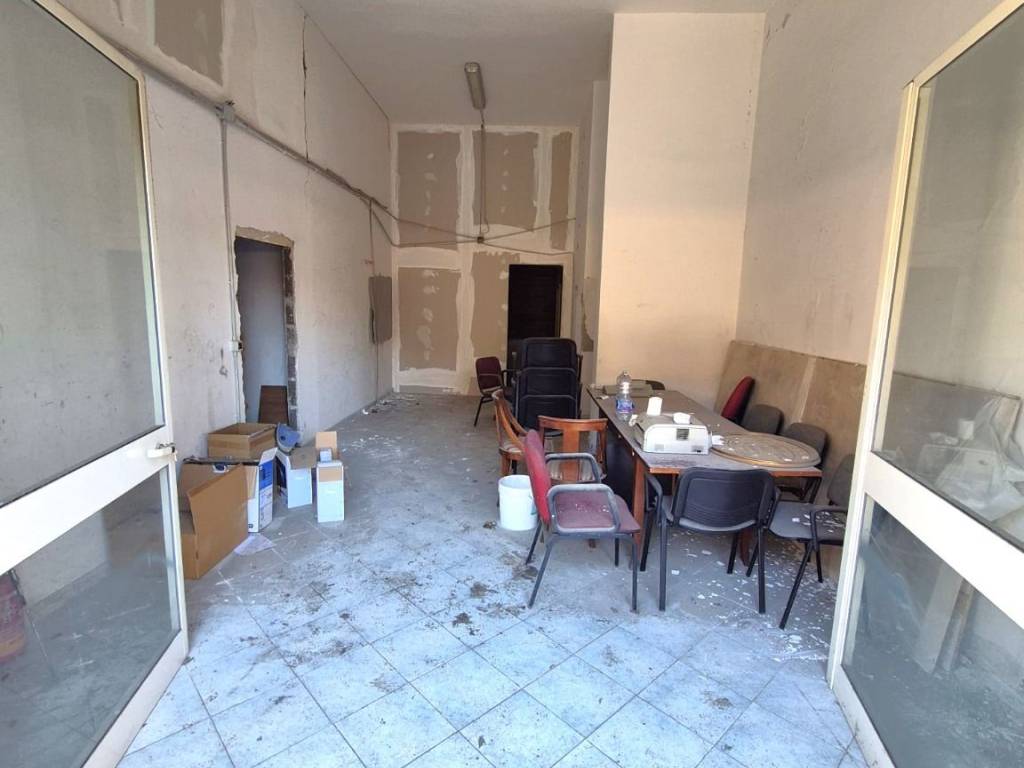 locale commerciale in vendita a Napoli in zona Fuorigrotta