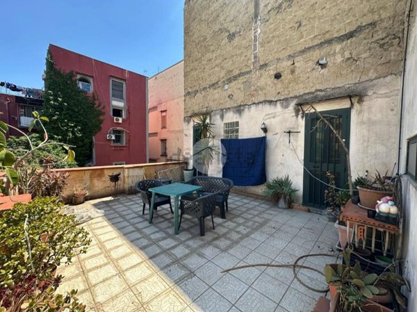 appartamento in vendita a Napoli in zona San Carlo all'Arena