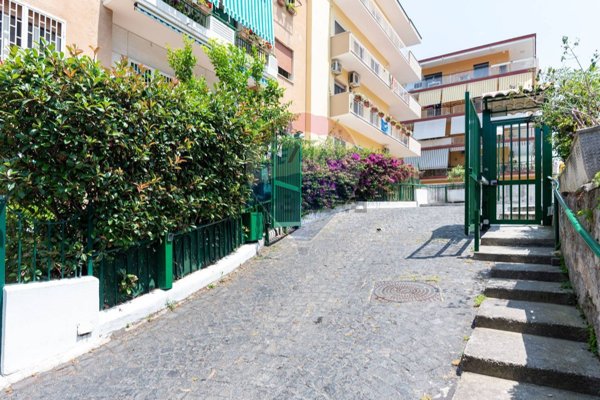 appartamento in vendita a Napoli in zona Chiaia