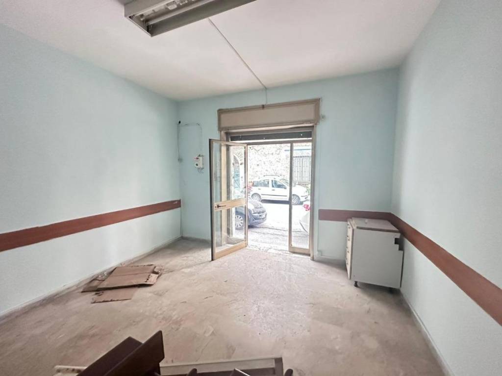 negozio in vendita a Napoli in zona Secondigliano