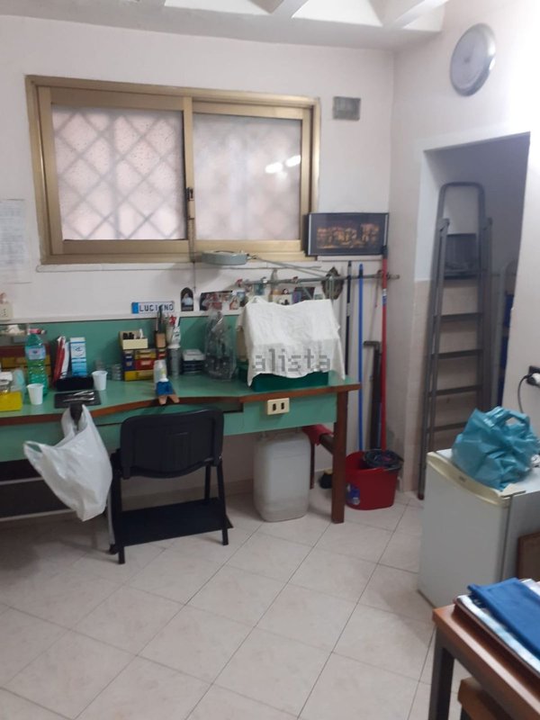 negozio in vendita a Napoli in zona Fuorigrotta