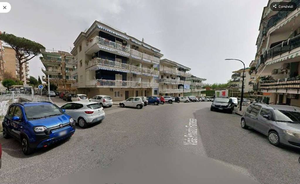 negozio in vendita a Napoli in zona Capodimonte / Colli Aminei