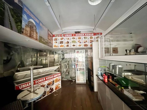 negozio in vendita a Napoli in zona Chiaia