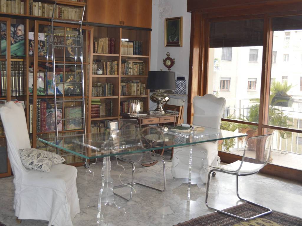 appartamento in vendita a Napoli in zona Chiaia