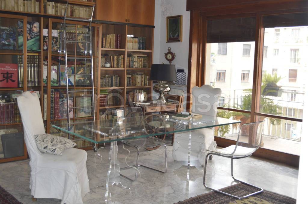 appartamento in vendita a Napoli in zona Chiaia