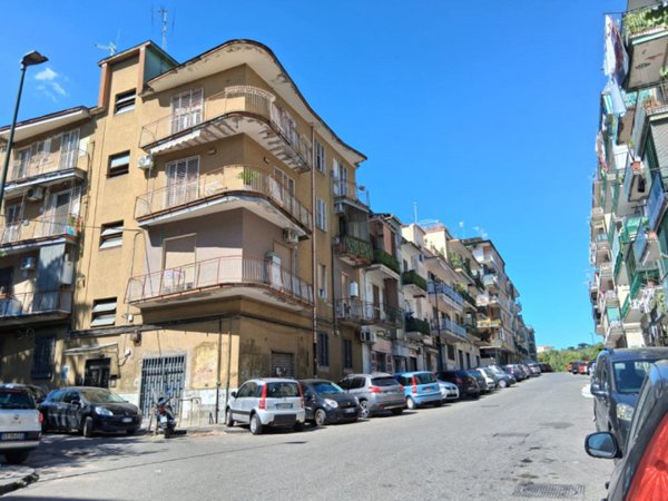 negozio in vendita a Napoli in zona Capodichino