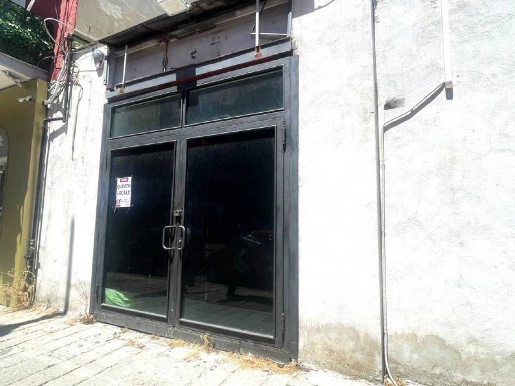 locale commerciale in vendita a Napoli in zona Poggioreale