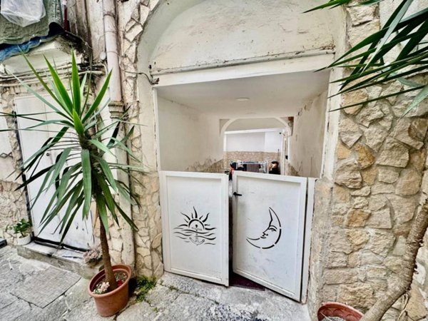 appartamento in vendita a Napoli in zona Vicaria