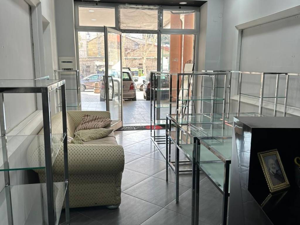 negozio in vendita a Napoli in zona Capodimonte / Colli Aminei