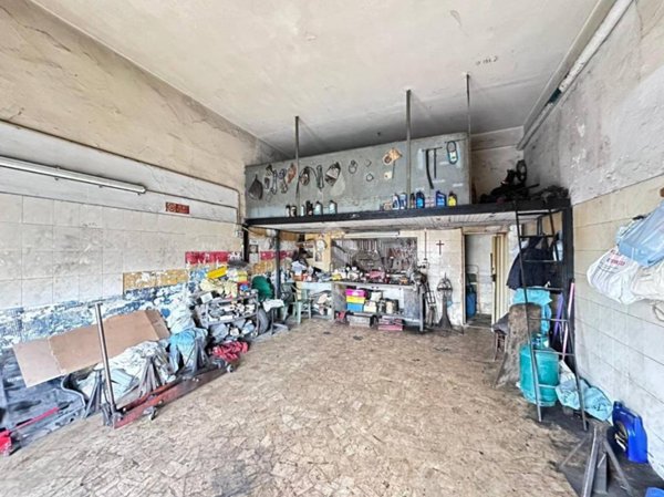 negozio in vendita a Napoli in zona Secondigliano